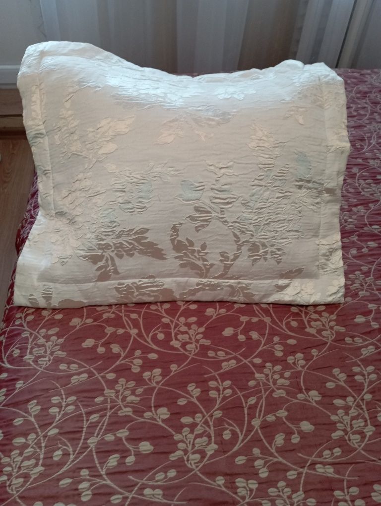 Неймовірно гарні шовкові наволочки на подушкии