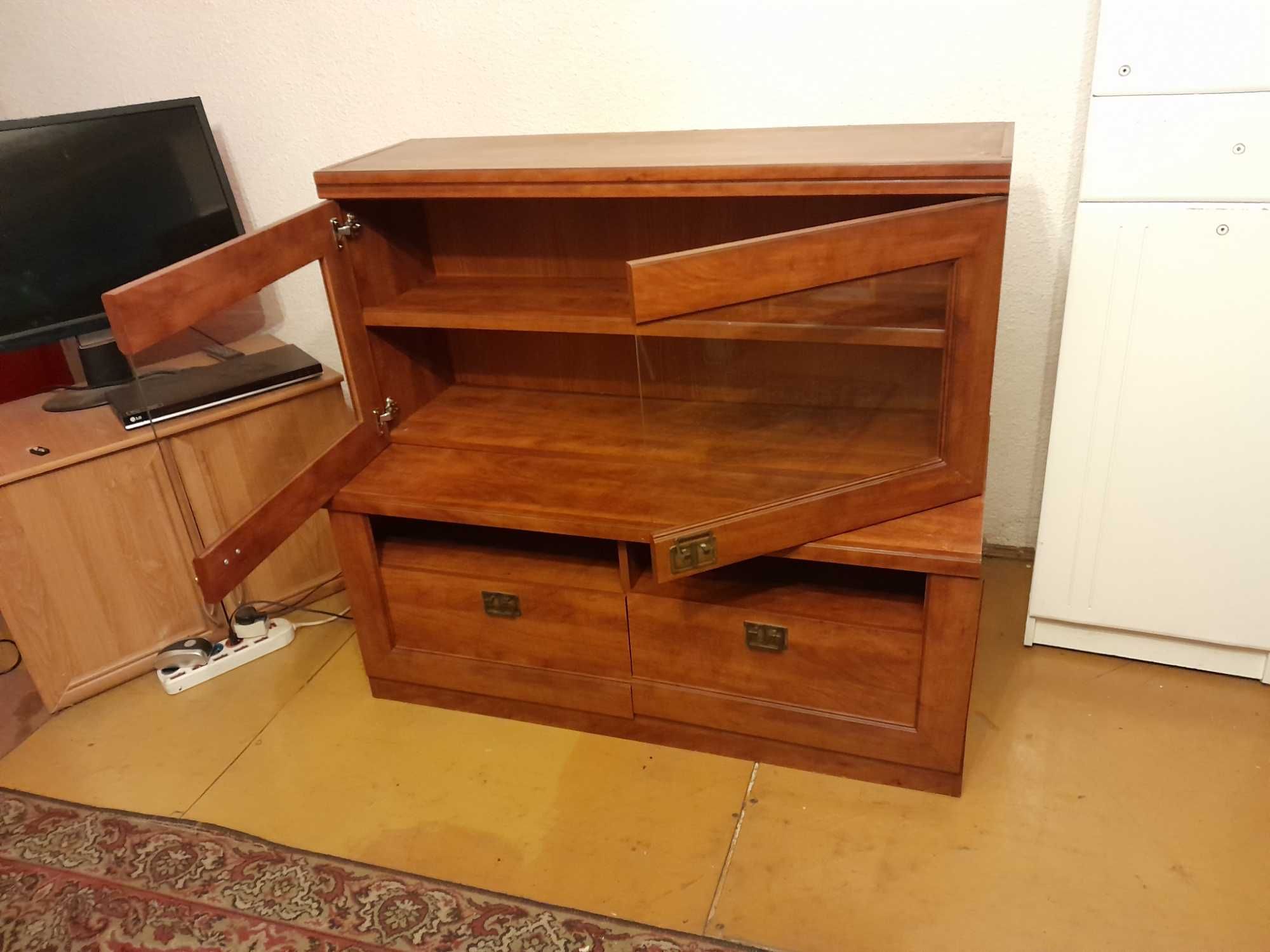 Meble:komoda, szafka pod telewizor i szafa wisząca.