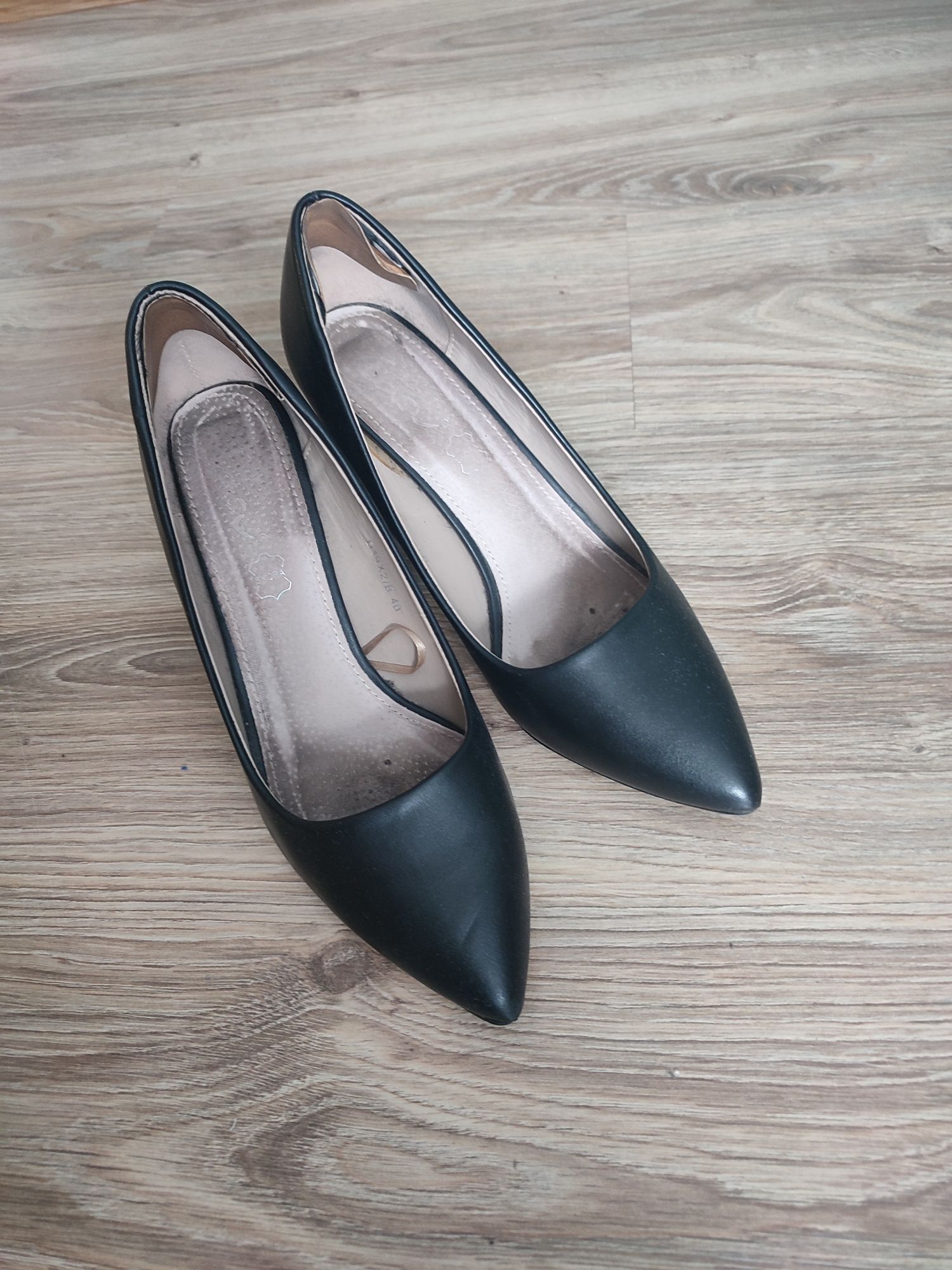 Czarne buty na obcasie