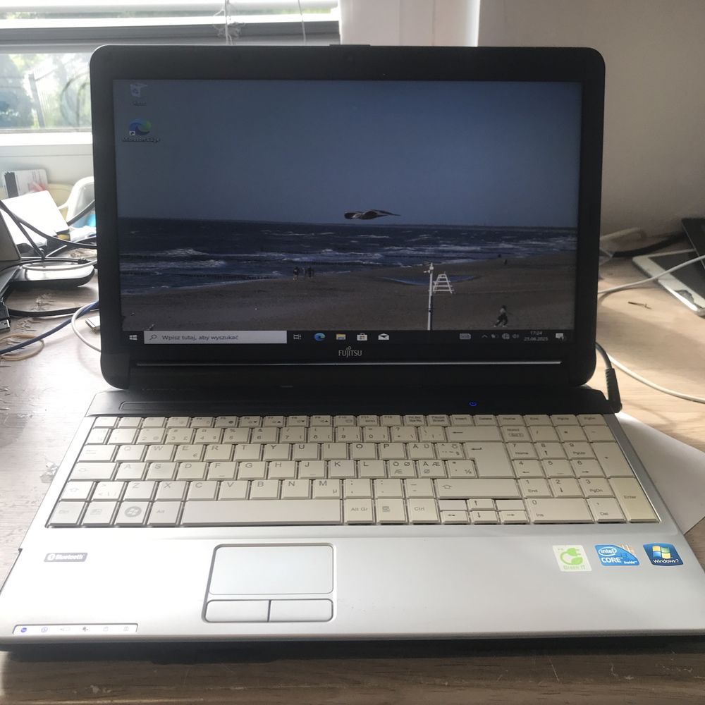 Laptop Fujitsu LifeBook A530 i3 2.27GHz 4GB 320GB Win10