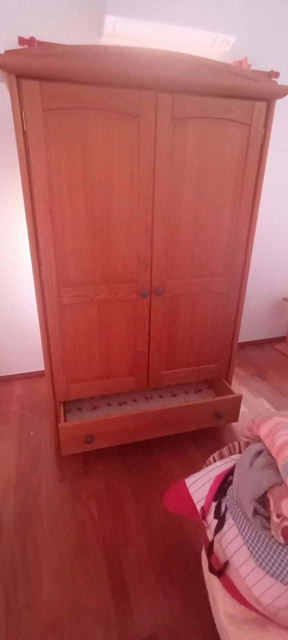 Roupeiros, camas. Louceiro e sapateira