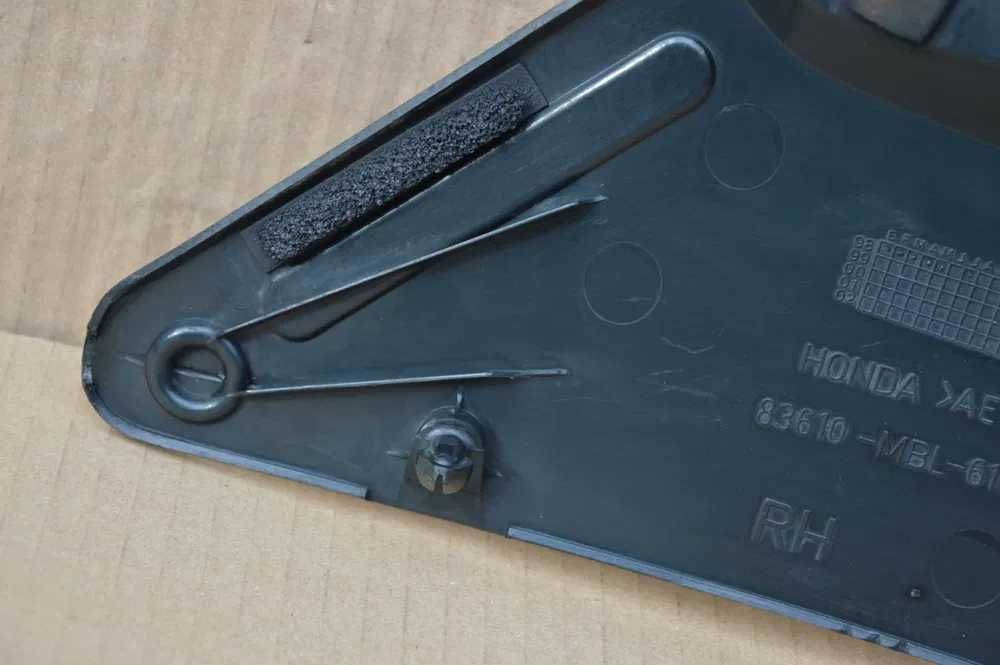 Honda NT 650 Deauville WYPELNIENIE owiewka oslona prawa pod siedzenie