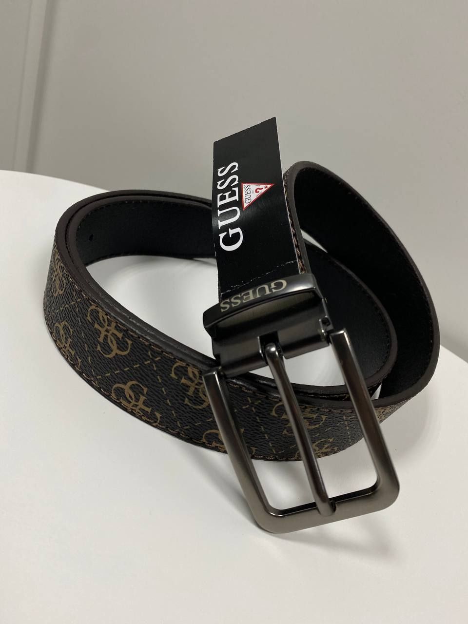 Шкіряні ремені Guess