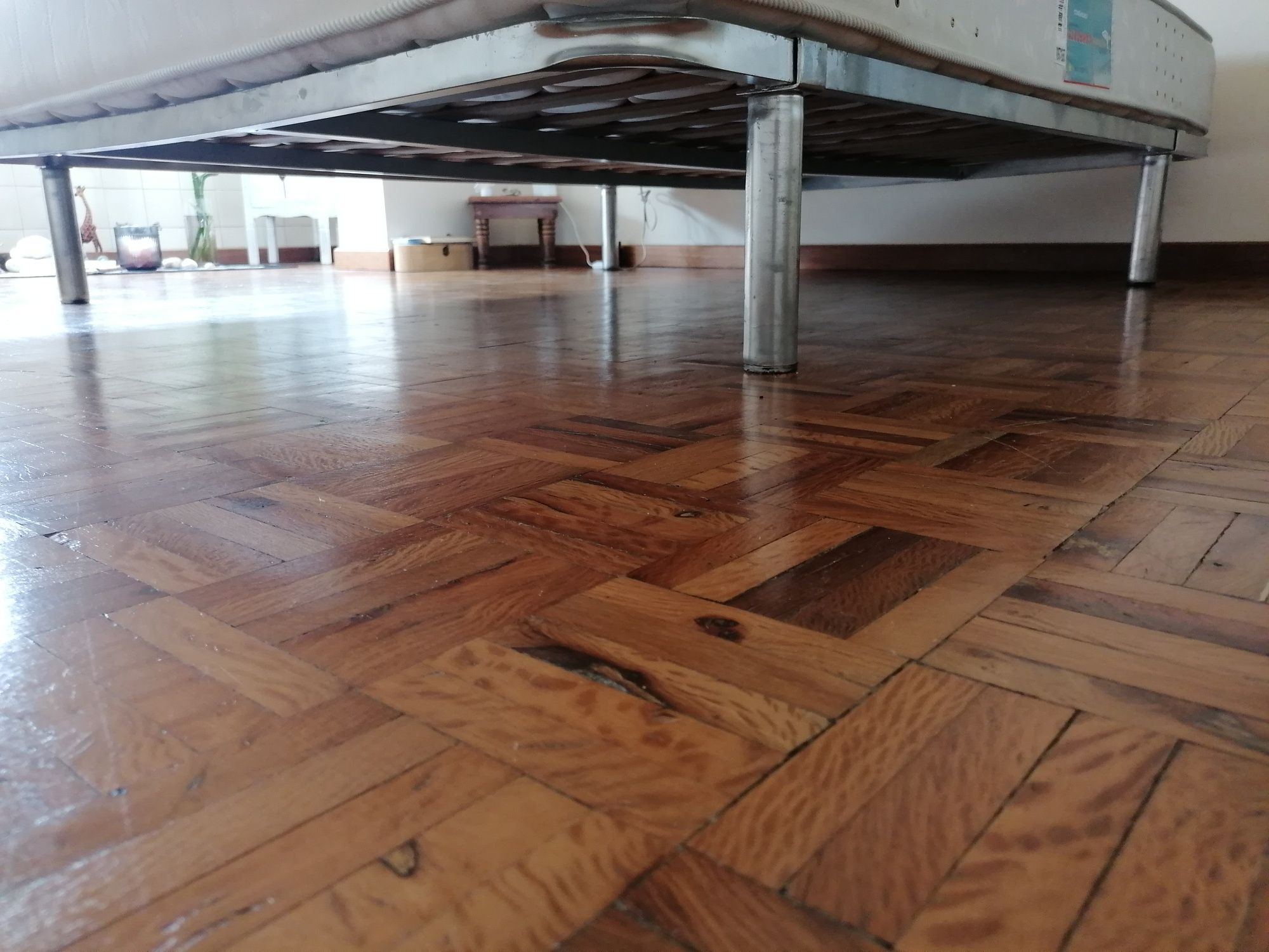 Cama de metal e madeira com colchão ortopédico