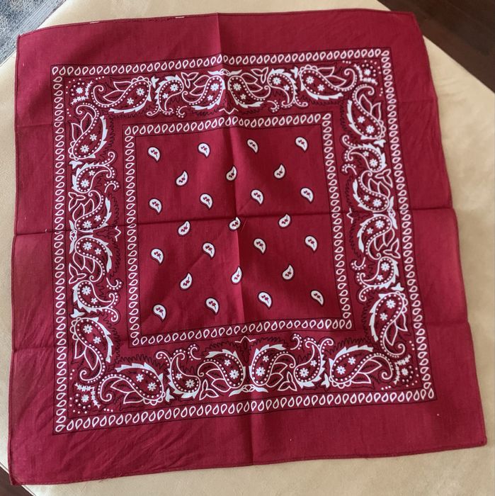 Lenço vermelho com padrão