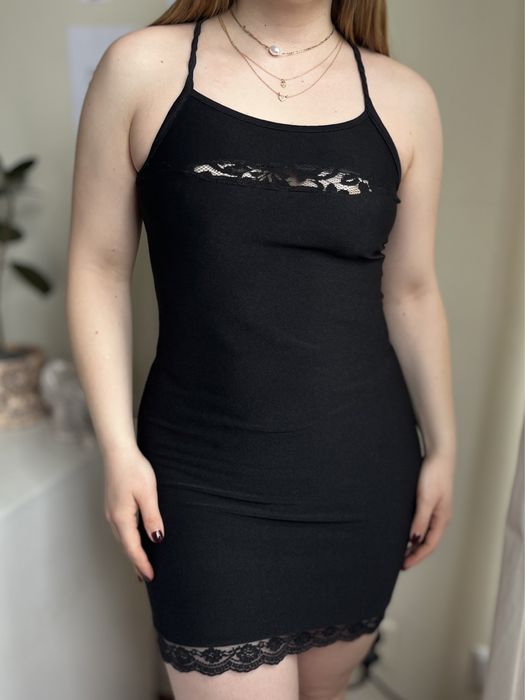 Elastyczna prążkowana mini sukienka z koronką