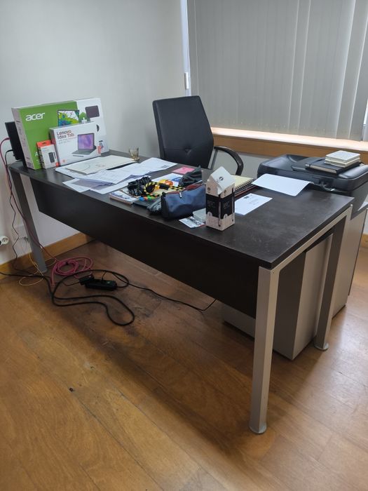 Secretárias, Armários e Cadeiras em Madeira