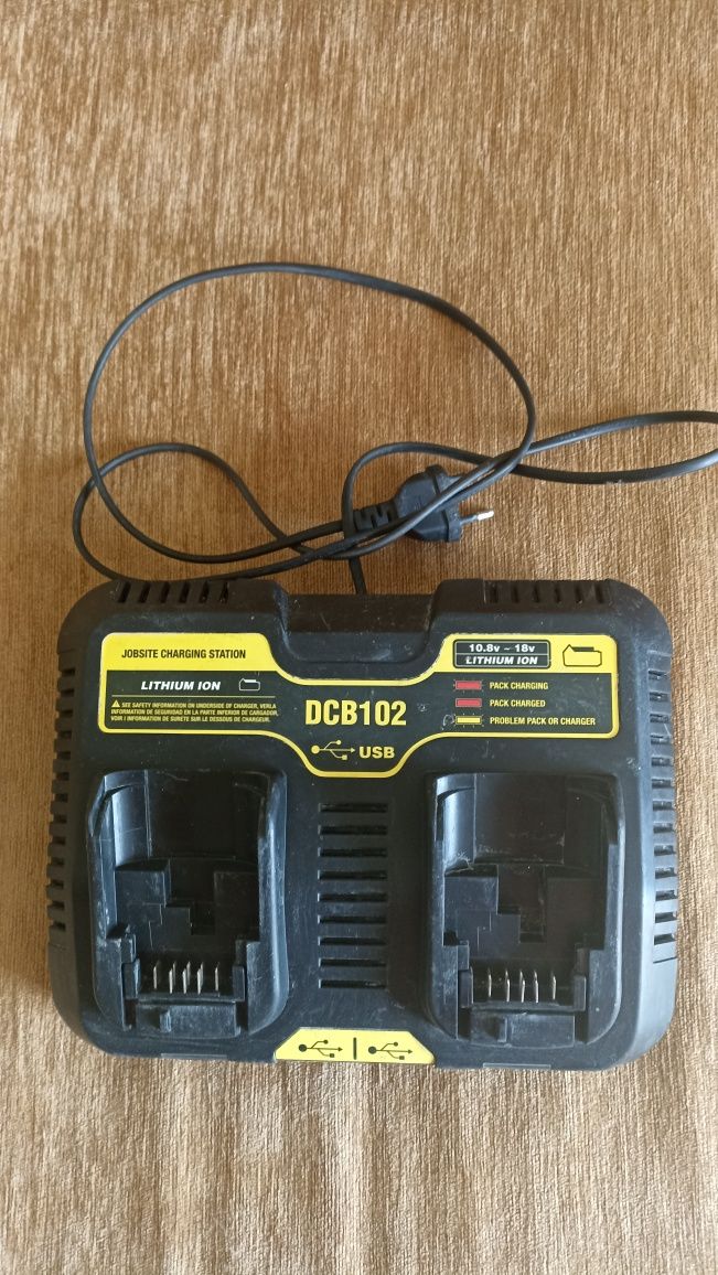 Зарядний пристрій Dewalt DCB102 (2 гнізда+2 USB)