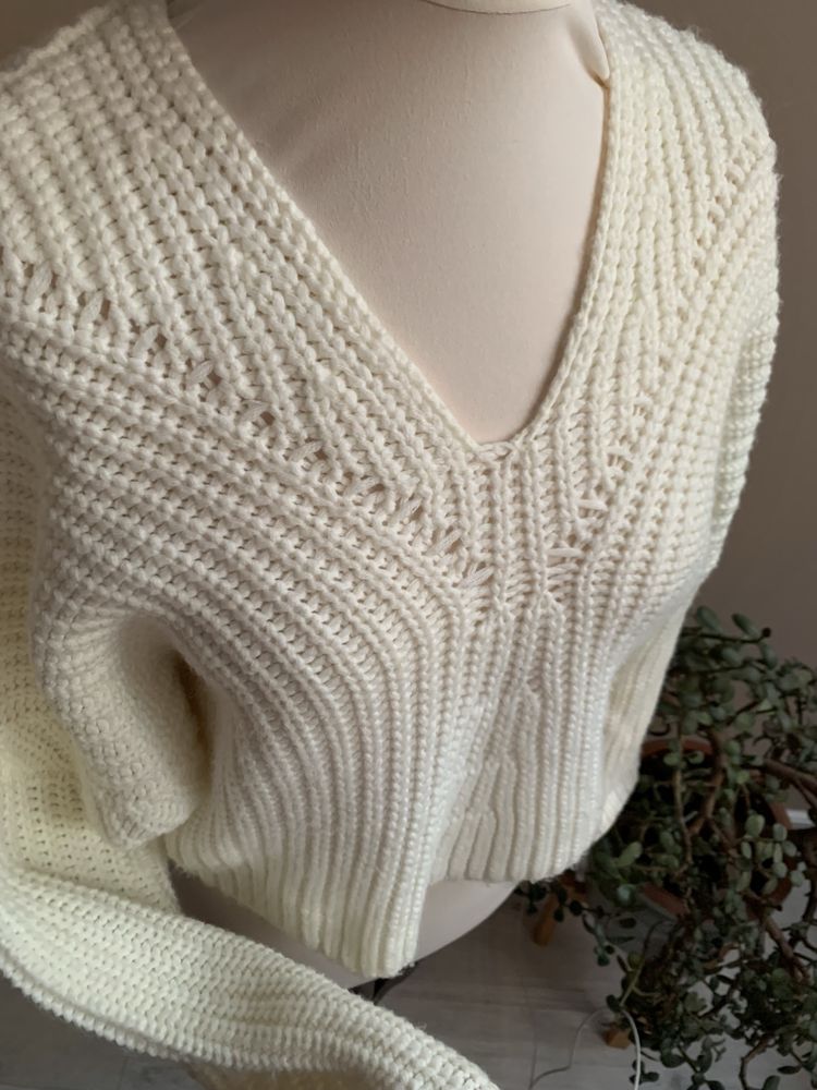Missguided sweter o ciekawym krótszym kroju z wiązanym tyłem, r.M