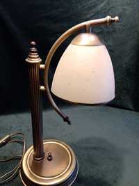Elegancka lampa na biurko do gabinetu i nocna