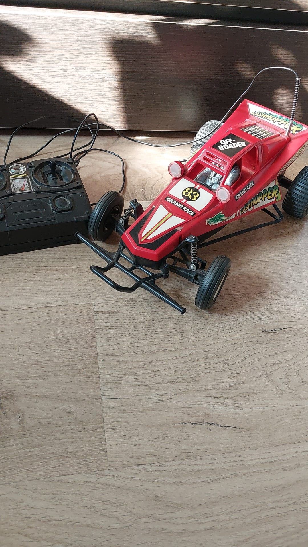 Zdalnie sterowany samochód Flash Hopper – retro off-roader