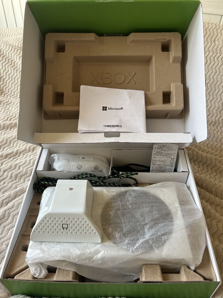 Xbox Series S - 512 GB ssd + stacja dokująca i akumlator do Pada Venom