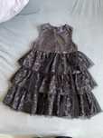 Czarna elegancka sukienka 104 z falbankami cekiny