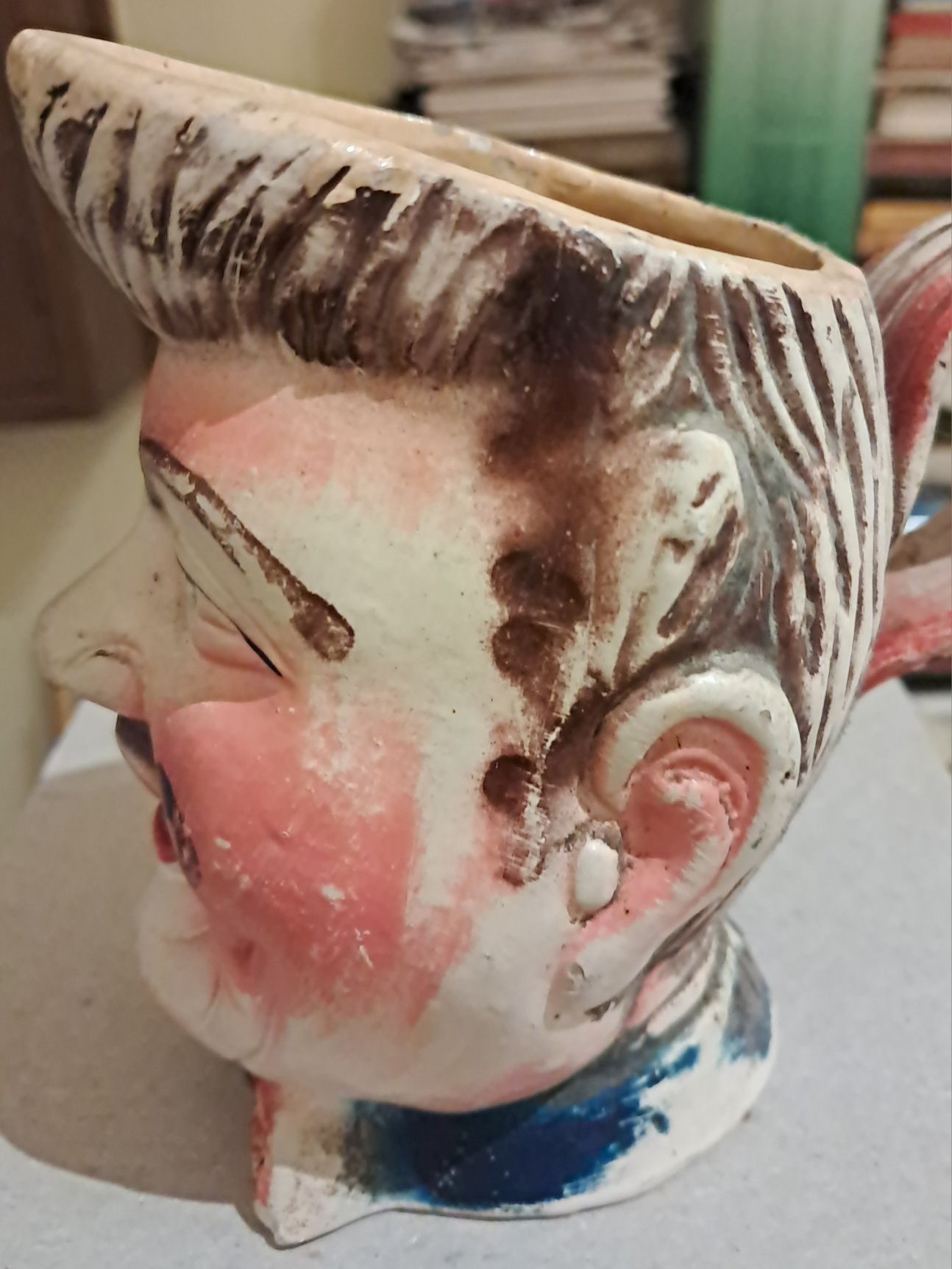 Canecas Antropomorficas, Rosto de Homem com Bigode, e outra.