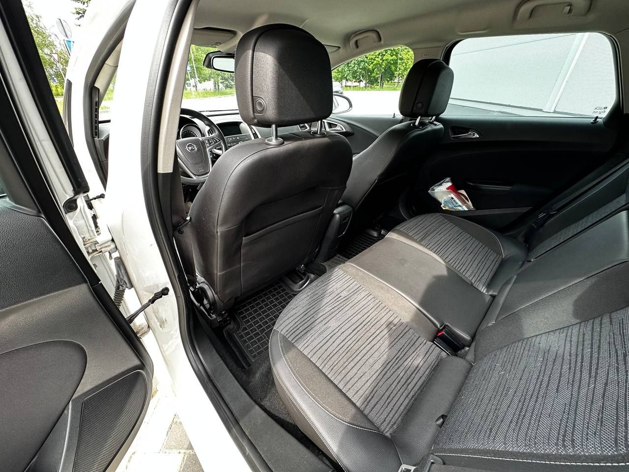 Машина Opel Astra 1.6