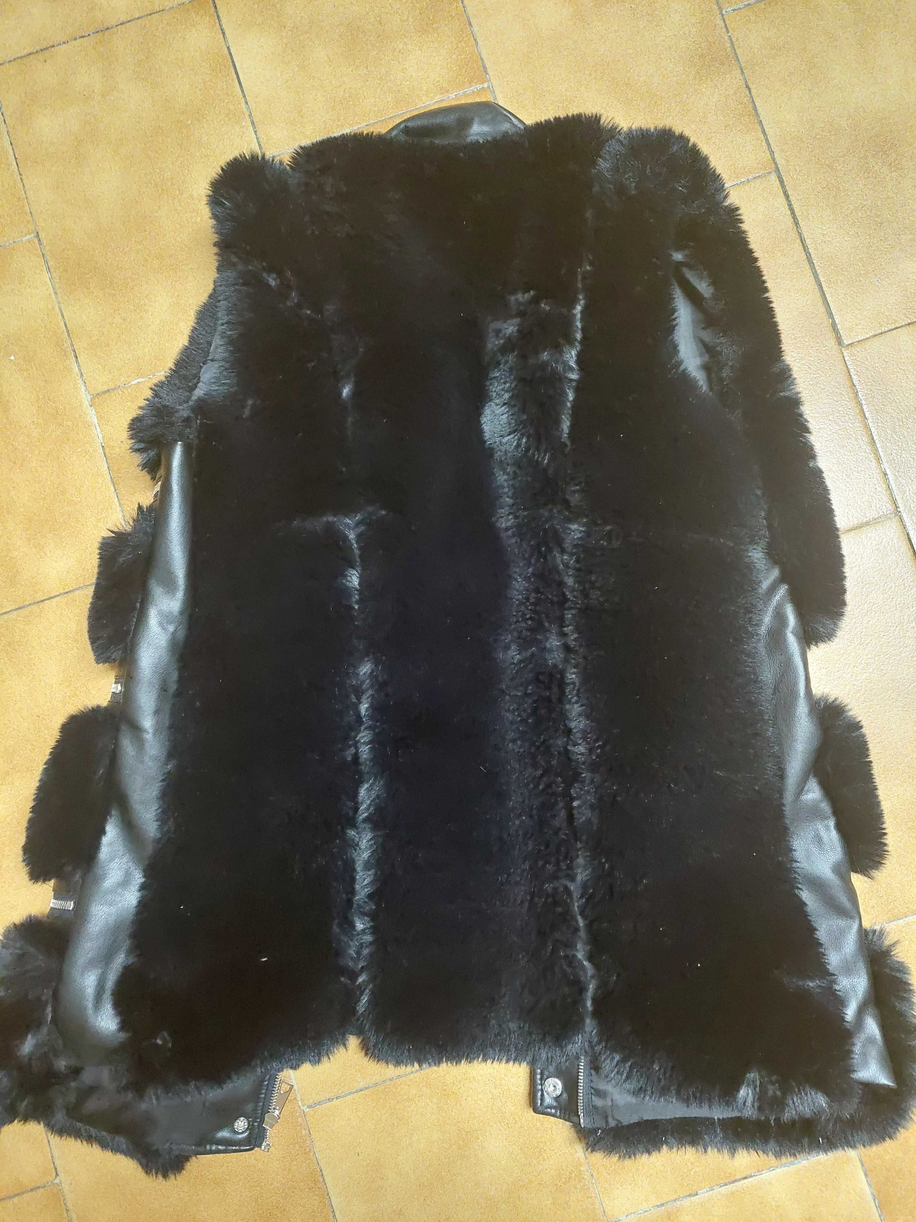 Colete preto de pêlo fofinho e napipel