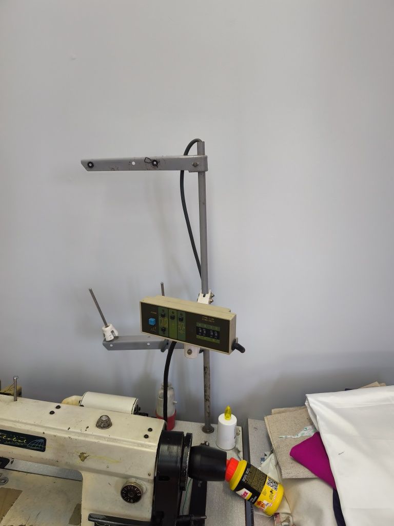 Máquina de costura trifásica