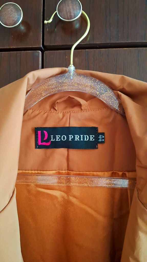 Жіночий плащ Leo Pride.