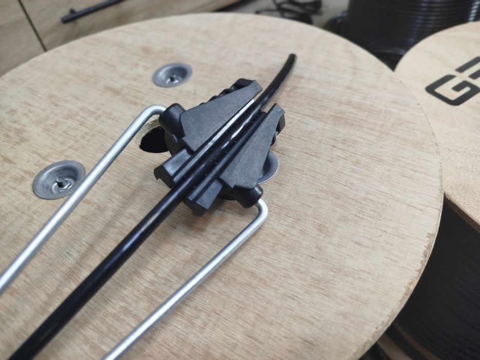 Натяжной зажим, крепление кабеля
