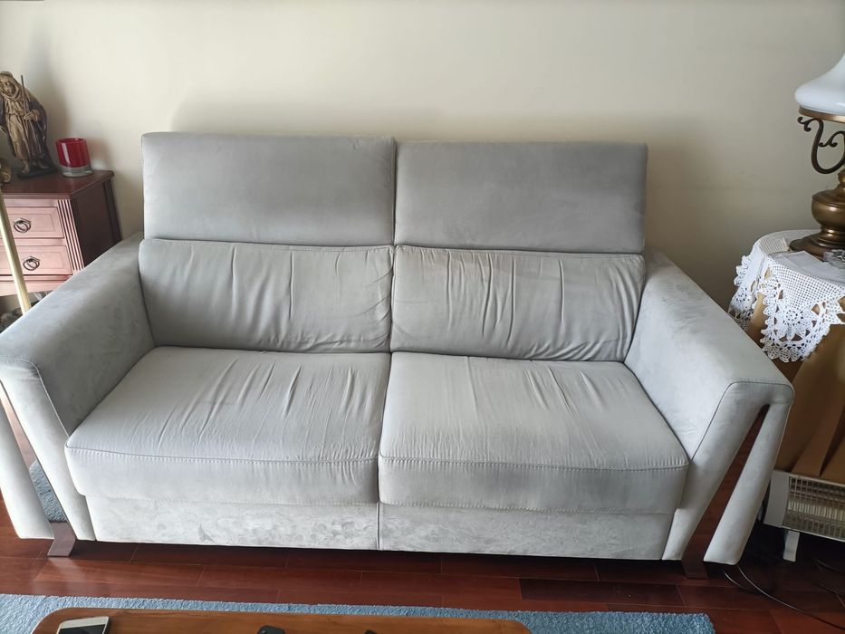 Sofá de sala cinzento