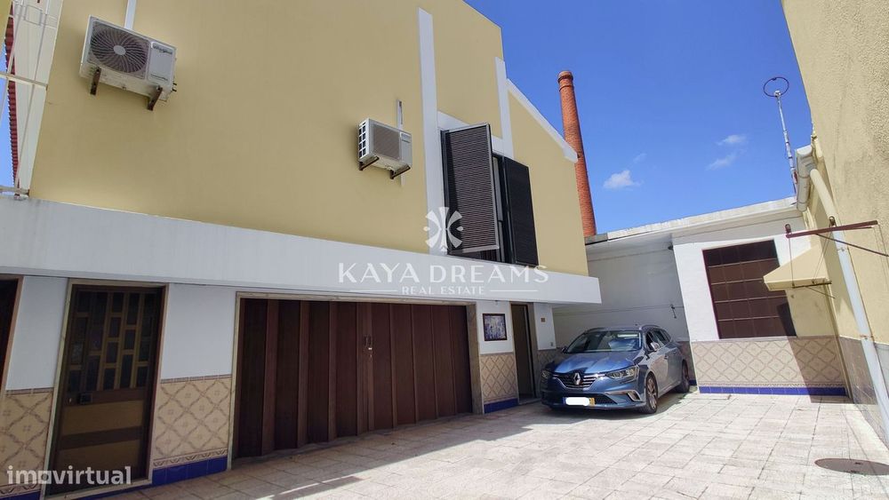 Moradia T3 com dois pisos, garagem e Logradouro em Campo das Amorei...