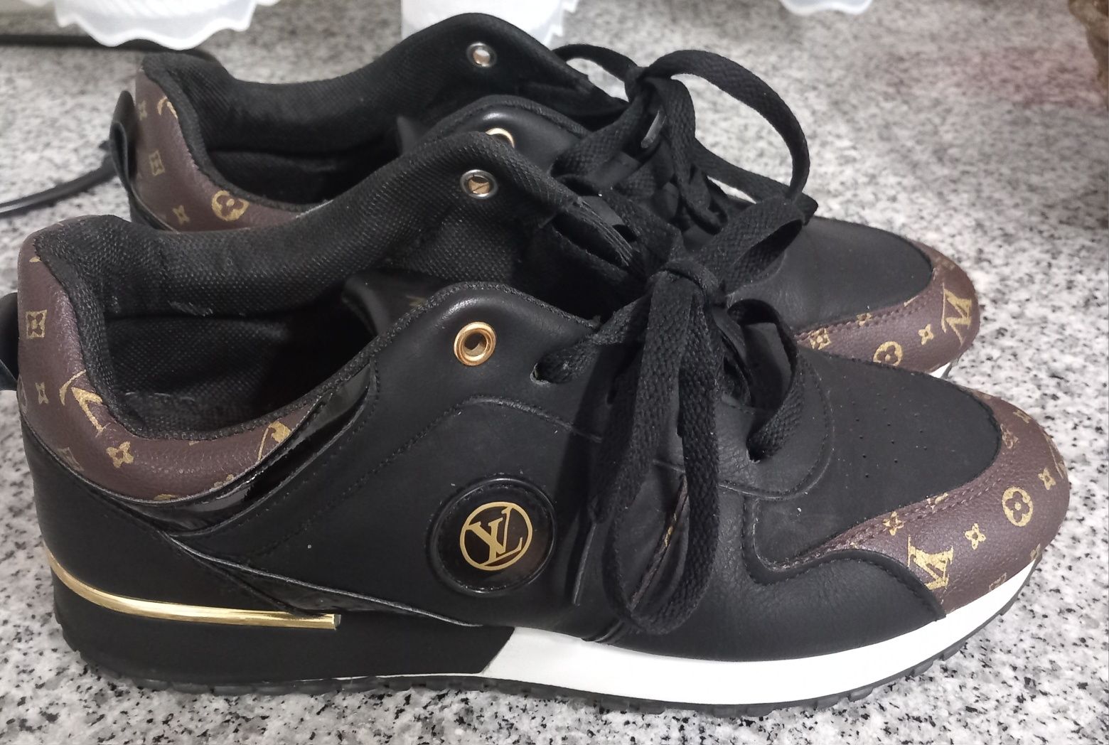 TÉNIS LOUIS VUITTON N°40 E TÉNIS ADIDAS N°43 Impecáveis como novos.20€