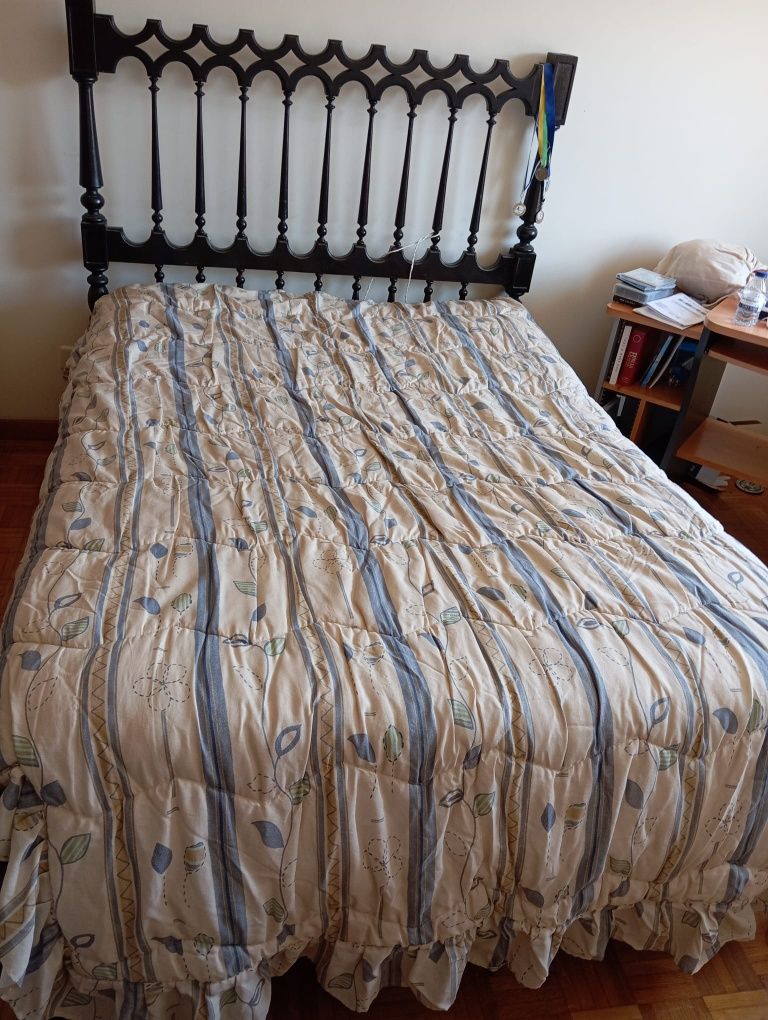 Cama de casal de madeira