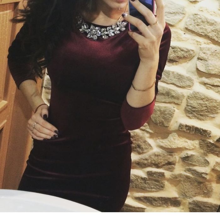 Сукня кольору бургунді