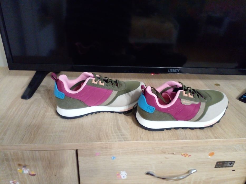 Весняні кросівки