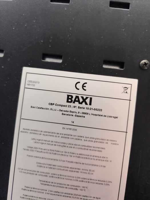 Caldeira Pellets Baxi e tubagem exaustão.