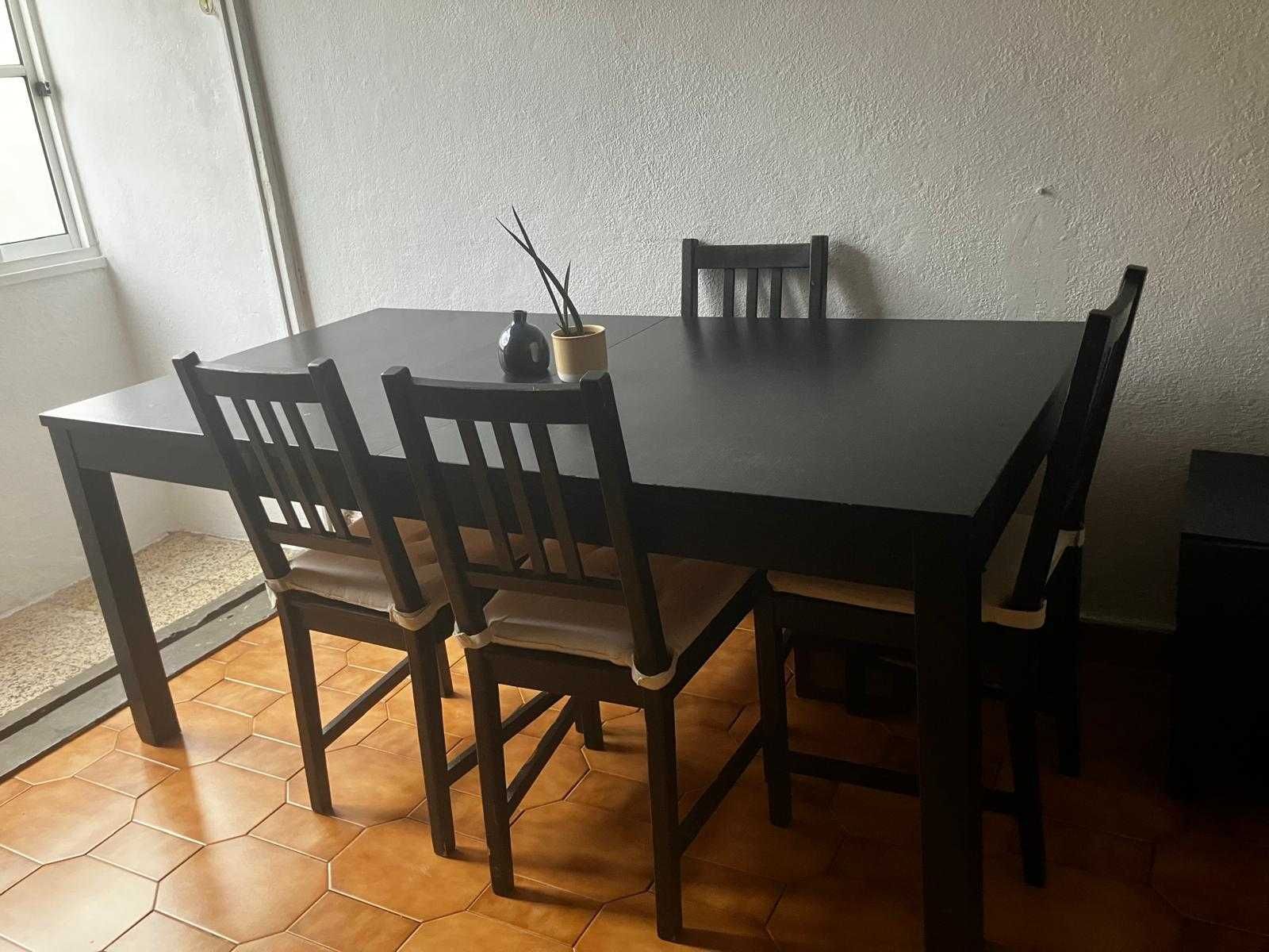 Mesa de Refeições com 4 cadeiras