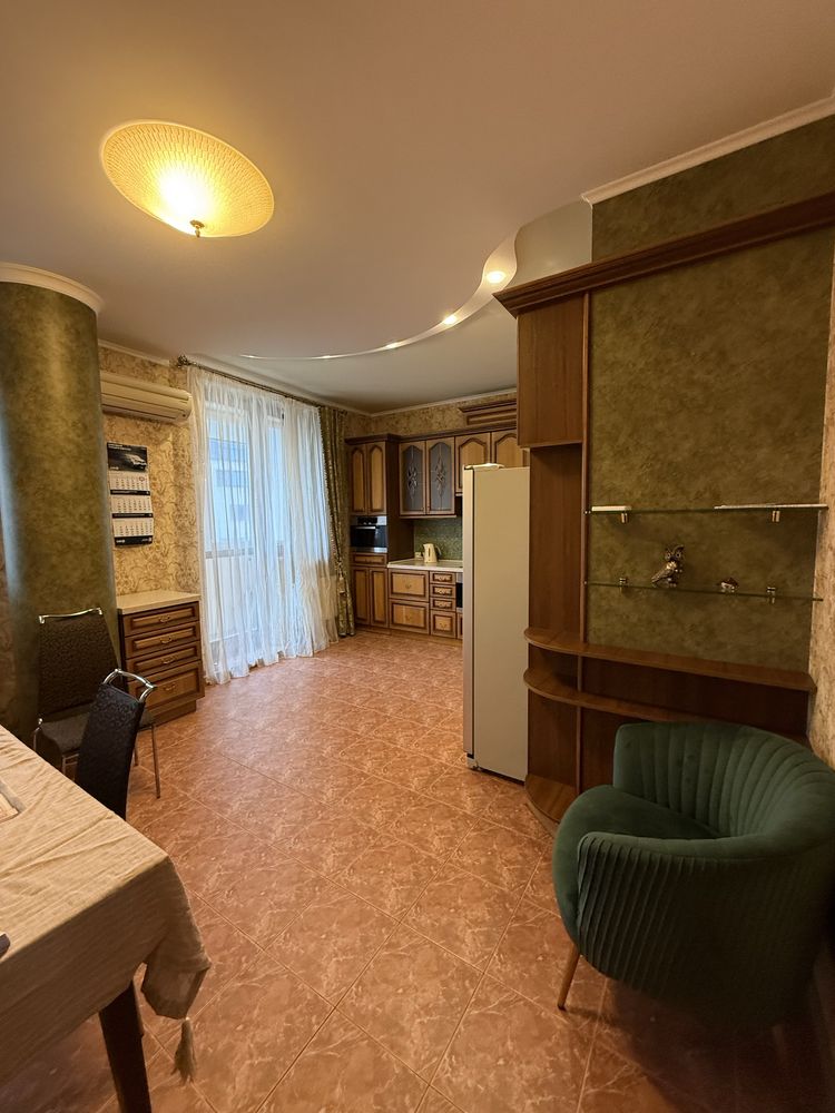 Продам 3х комн.квартиру 117м2,ул.О.Яроша 22,Метро Ботанический Сад