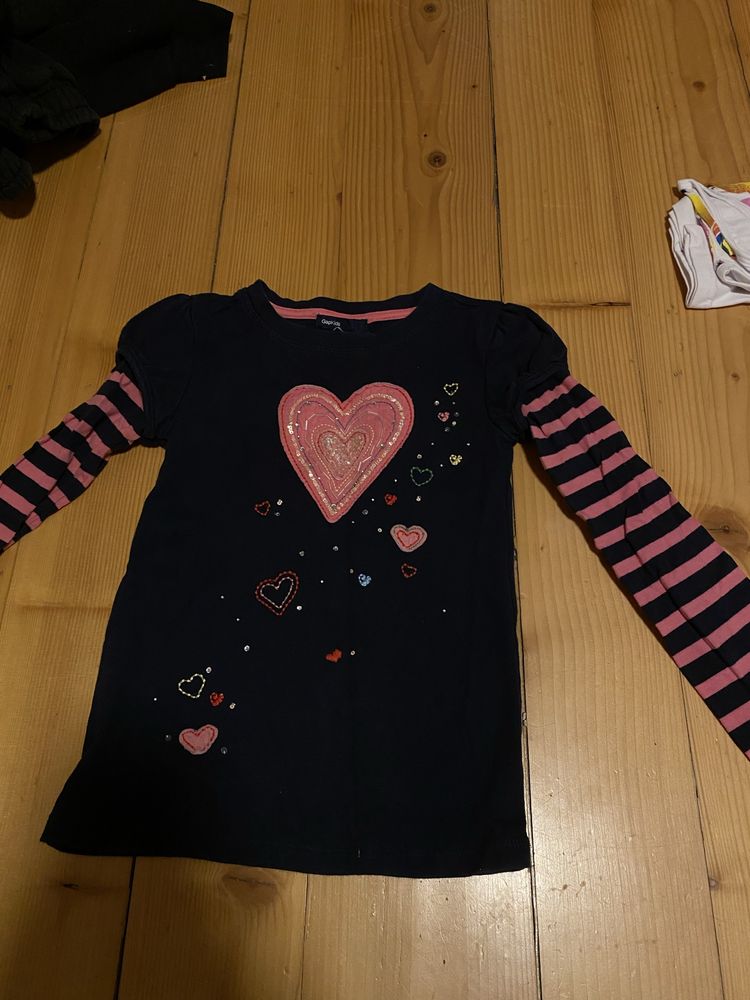 Dziewczeca koszulka z serduszkami r. 128 cm