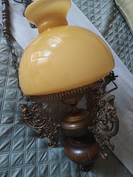Lampa sufitowa z dawnych lat
