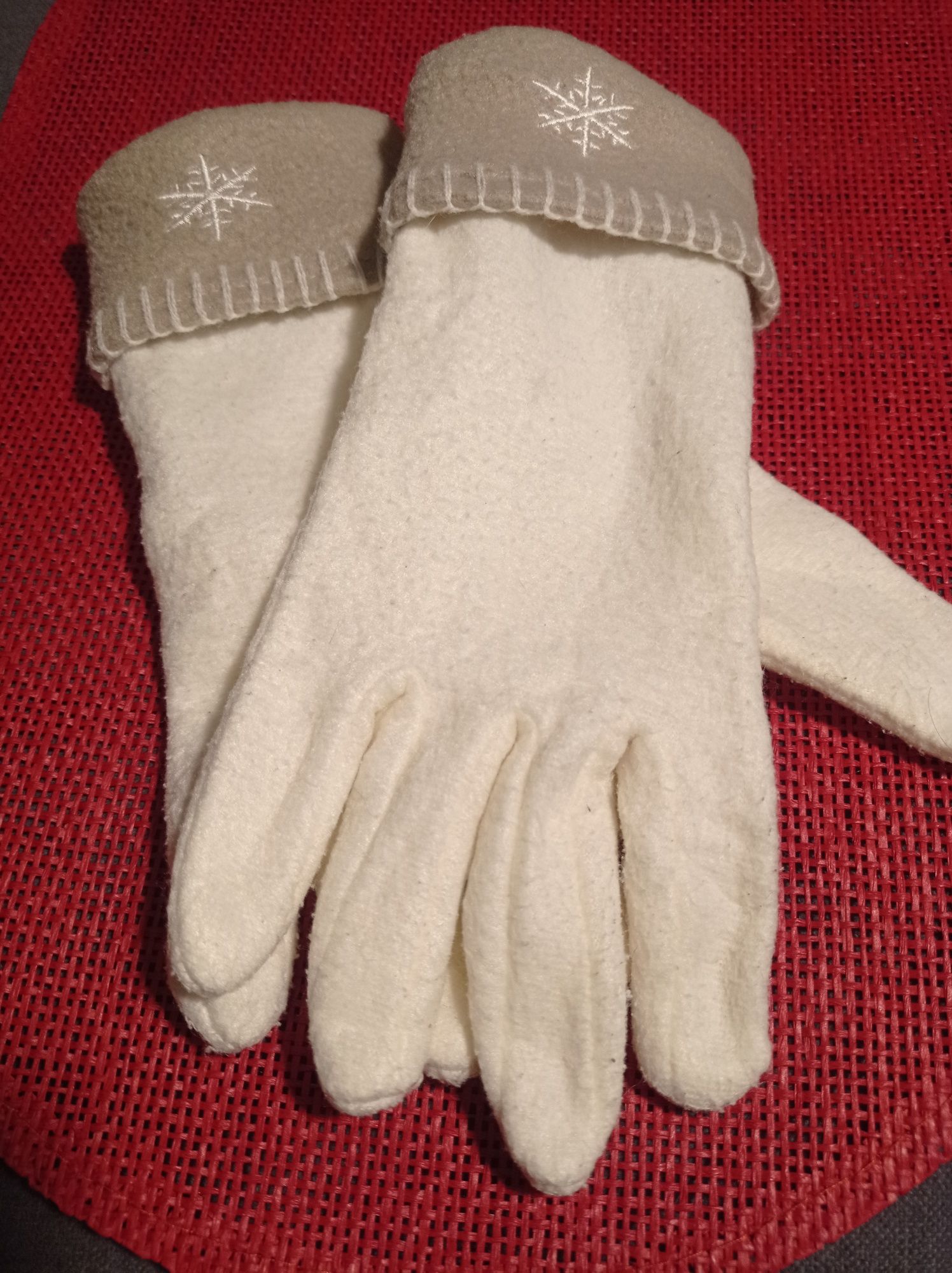 Rękawiczki białe z dekoracyjnym obszyciem