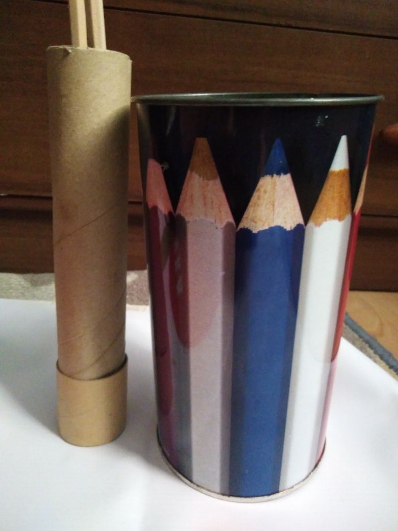 Kolorowa duża puszka na przybory + kredki, ołówki itp.