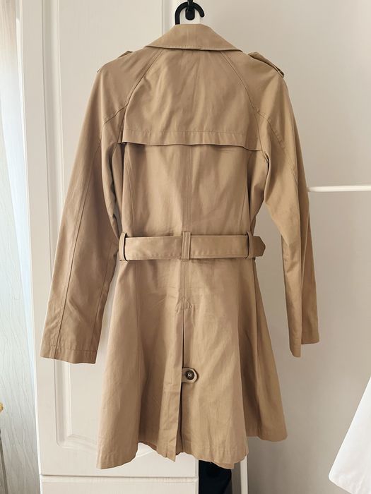 Beżowy płaszcz, trencz dwurzędowy z paskiem, taliowany