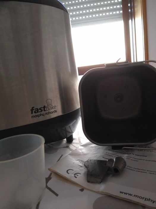 Máquina de pão Morphy Richards inox completa