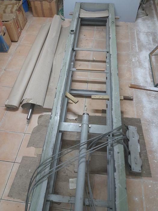 Elevador monta cargas