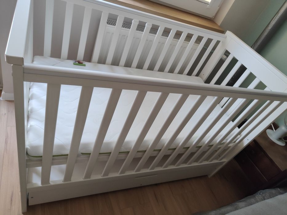 Łóżeczko dziecięce Iwo Klupś z szufladą białe w zestawie materac