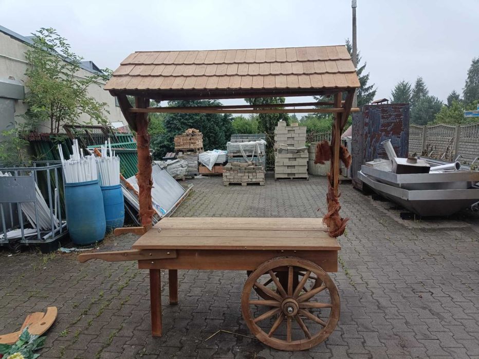 Wiejski stół stragan na kołach.