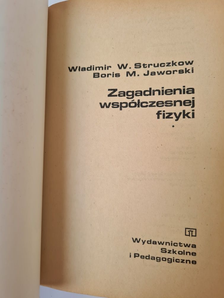 Zagadnienia współczesnej fizyki - Książka