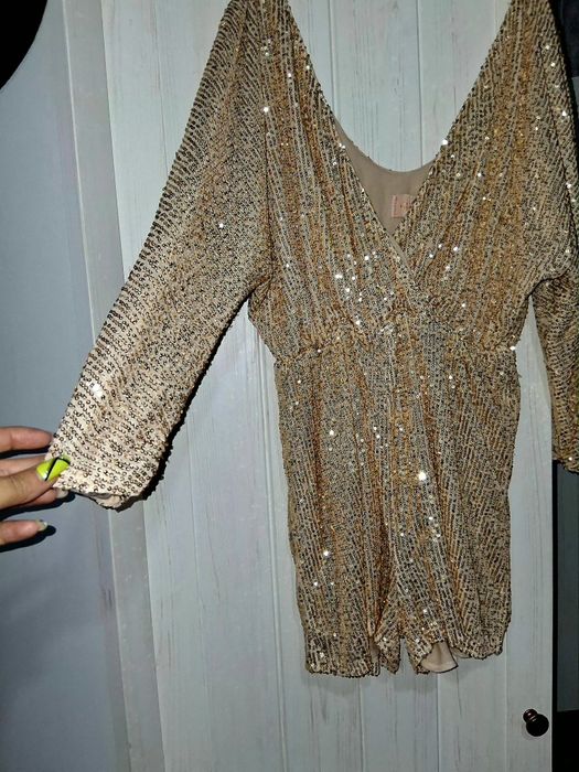 Kombinezon w kolorze złotym.