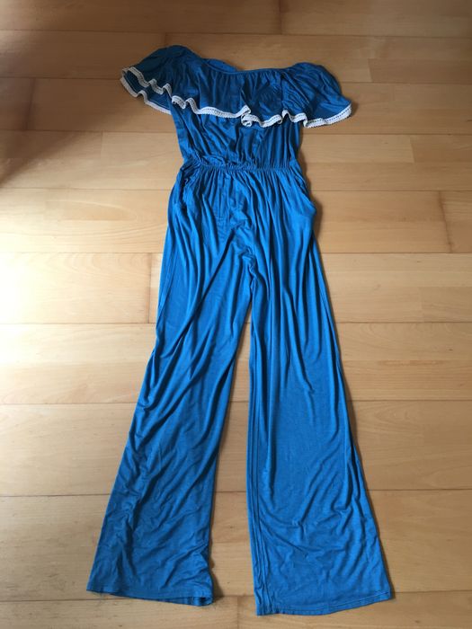 Macacão azul com bordado