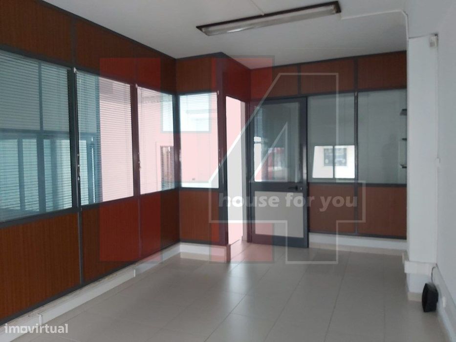 Loja com duas frentes no Prior Velho