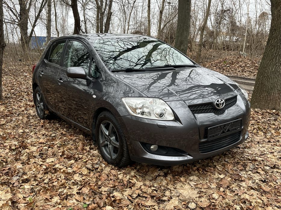 Тойота Auris 1.6 бензин