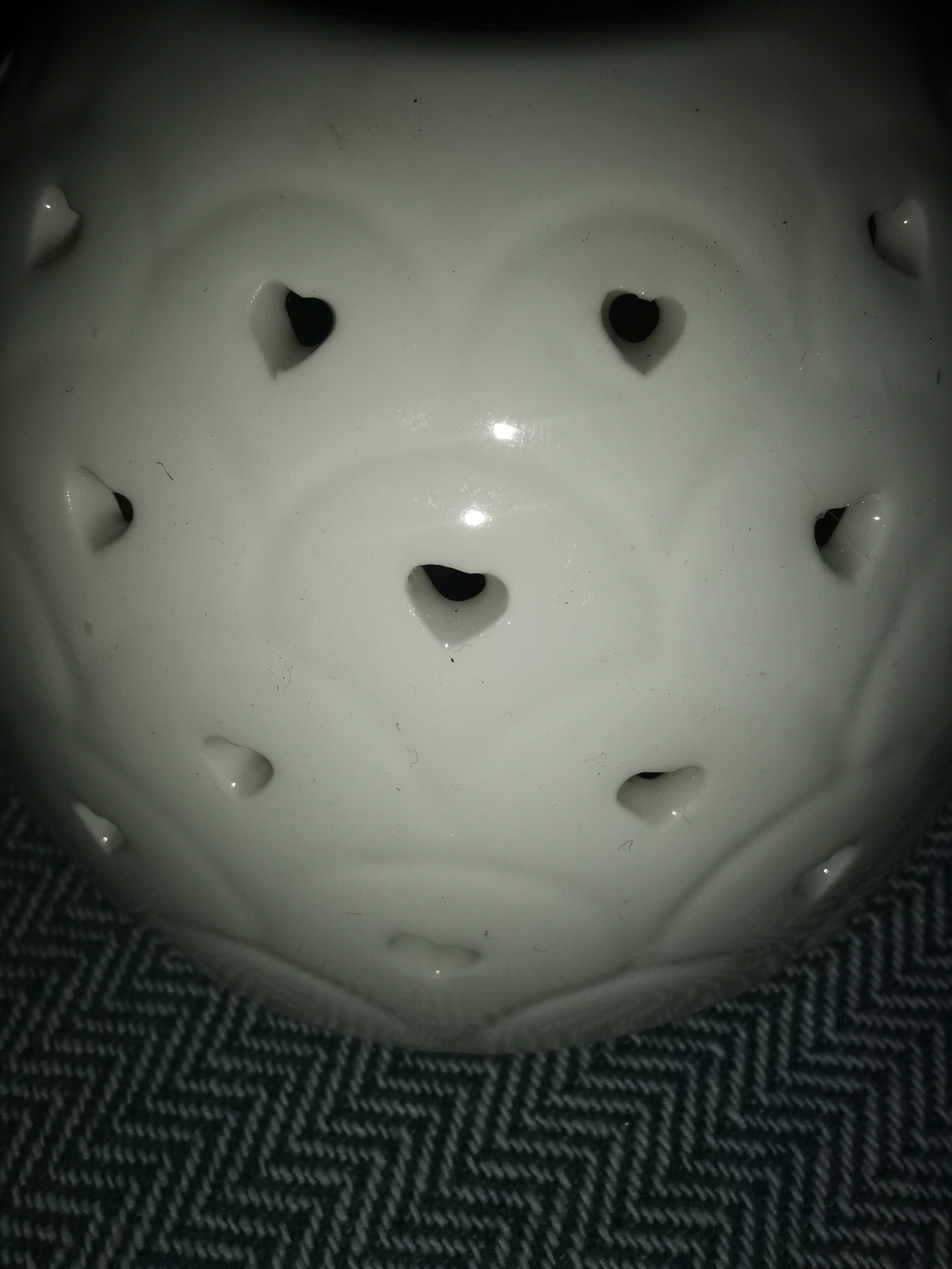 Biały okrągły świecznik w serduszka