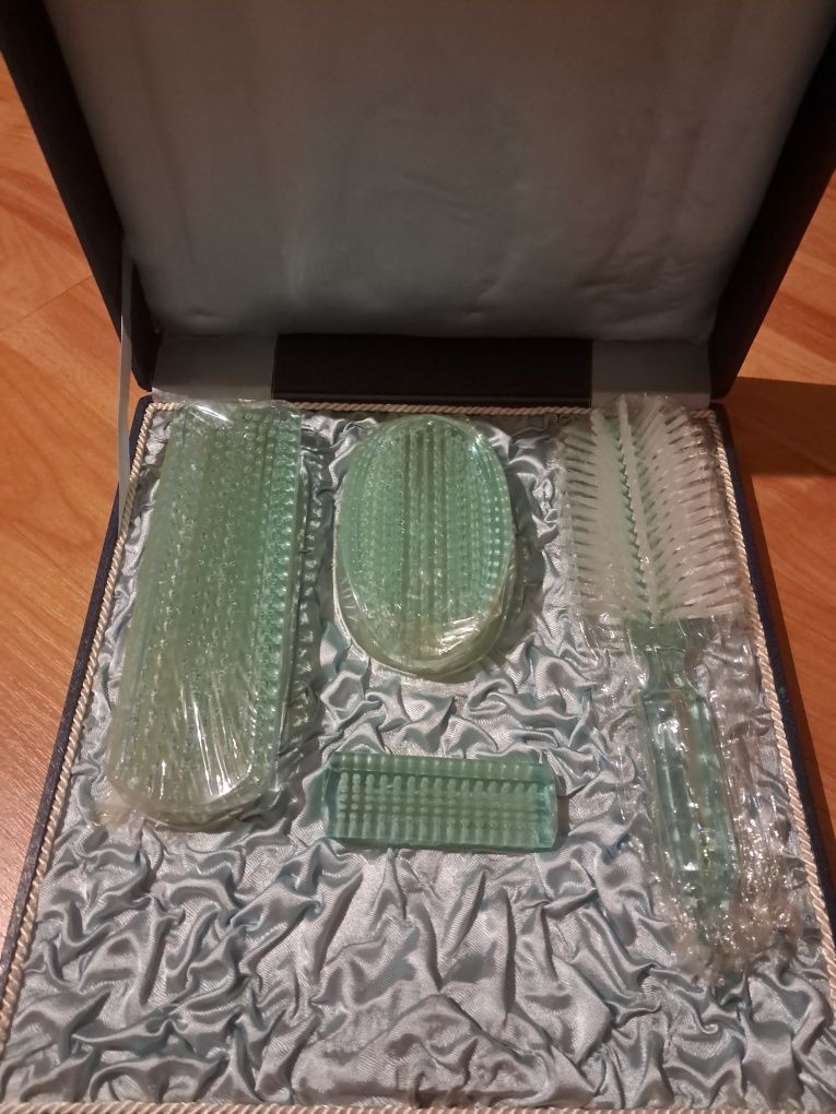 Antiguidades. Estojo com varios items.