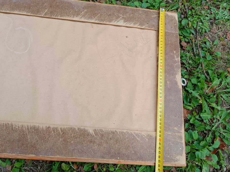 Lustro w solidnej, toczonej ramie z naturalnego drewna.