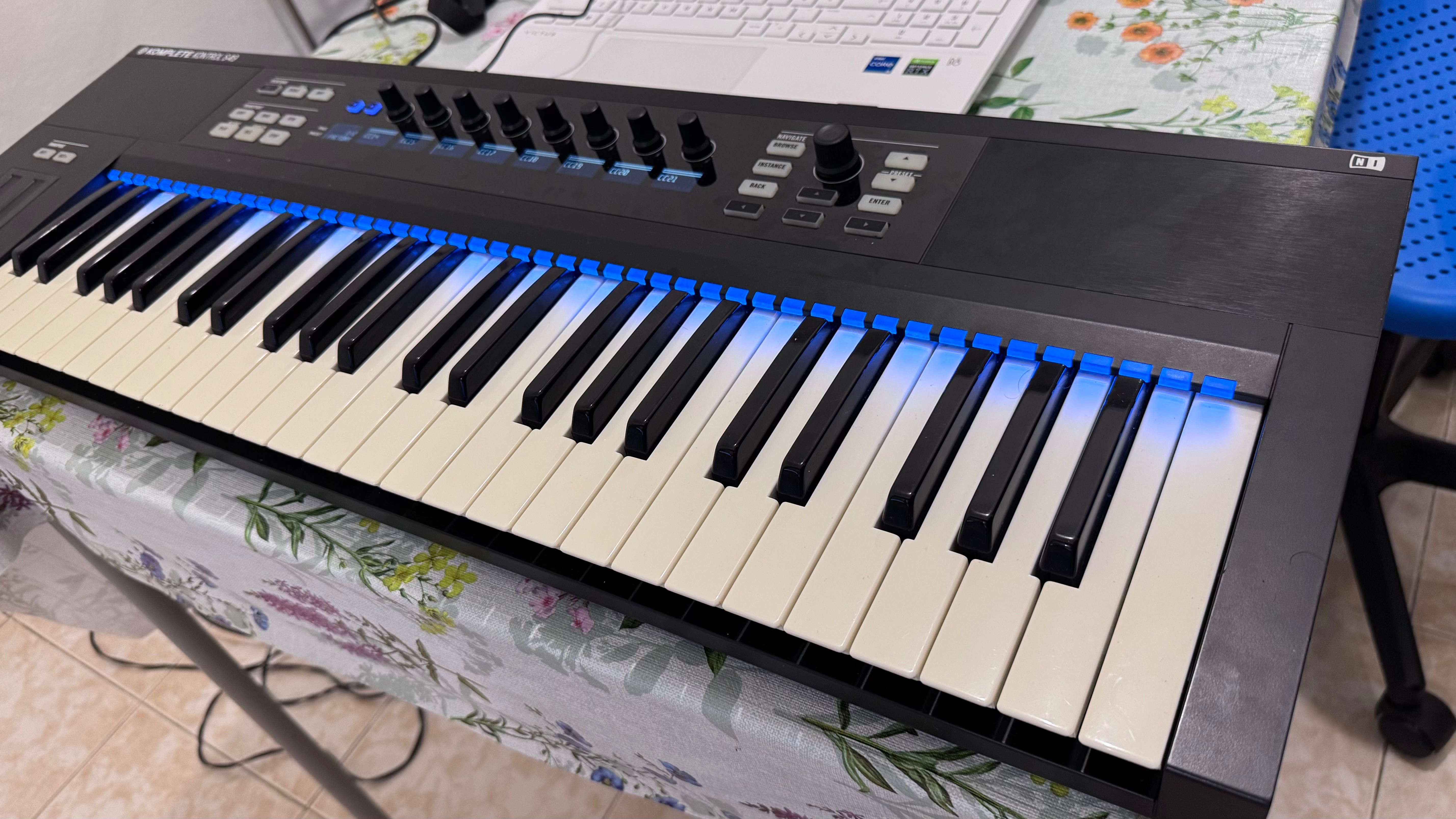 Komplete Kontrol S49 MK1 Teclas Fatar com Aftertouch +Bag +Acessórios